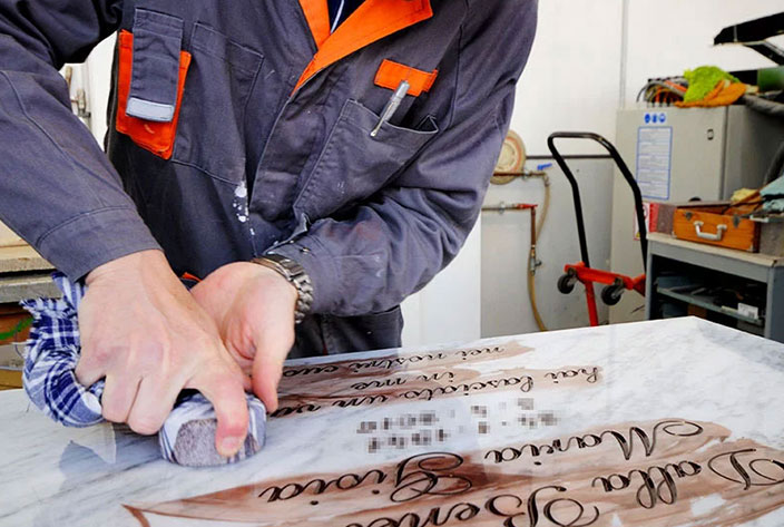 lavorazione marmo per lapidi Milano